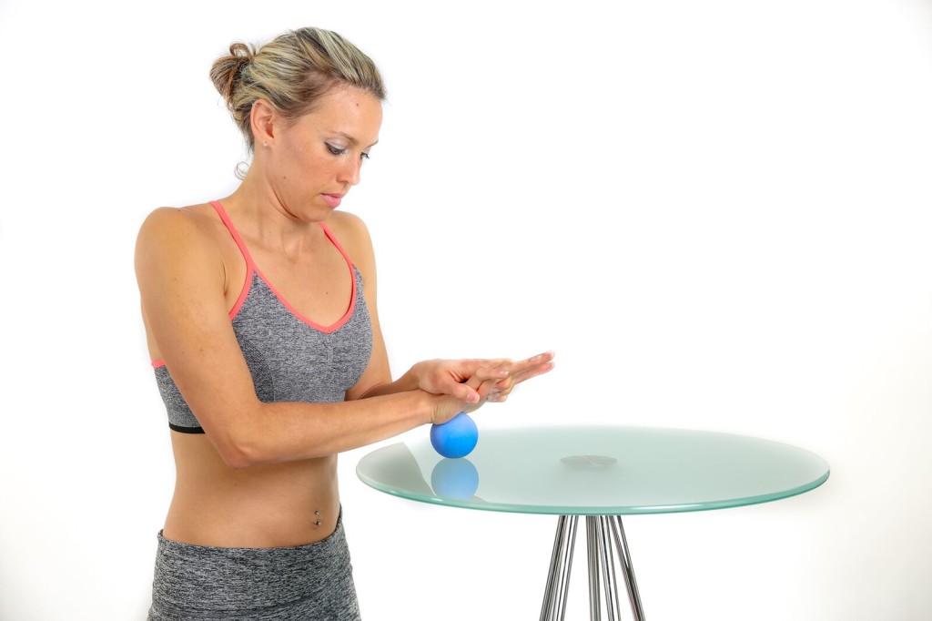 Massaging the palm of the hand for De Quervain's syndrome